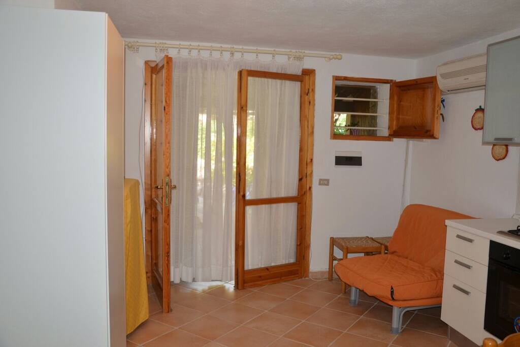 ingresso visto da dentro con divano letto (letto singolo)