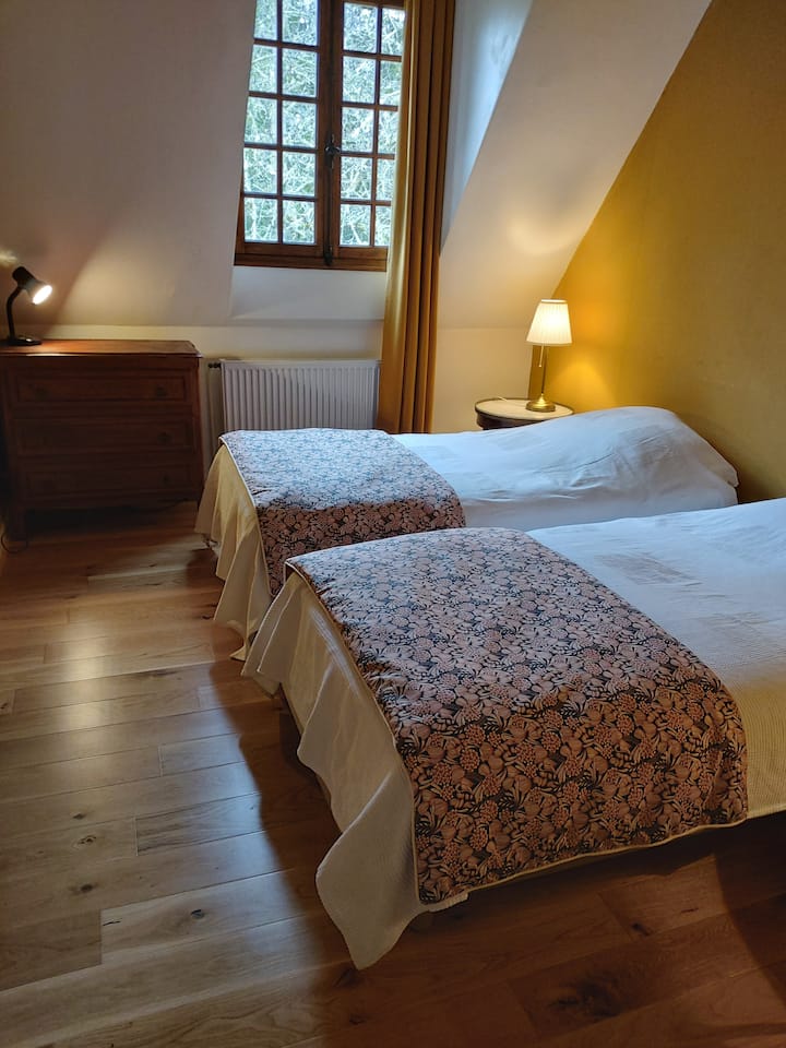 Chambre 2 à l'étage 
Couchages en 90x190