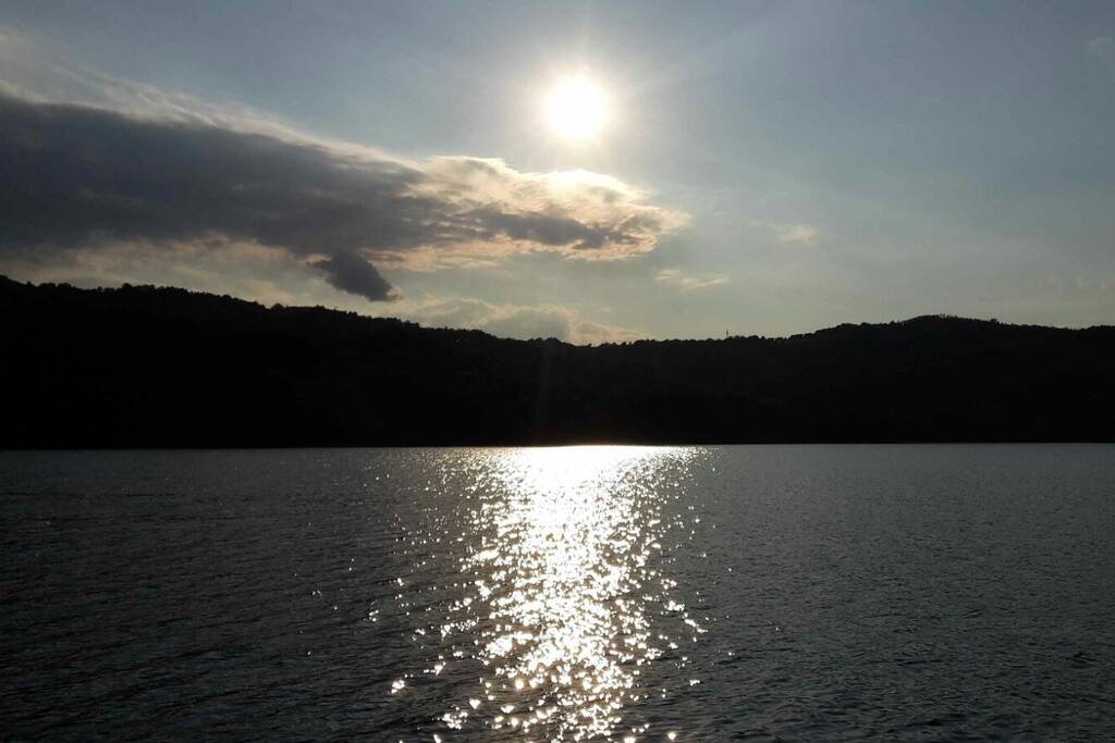 Tramonto sul lago