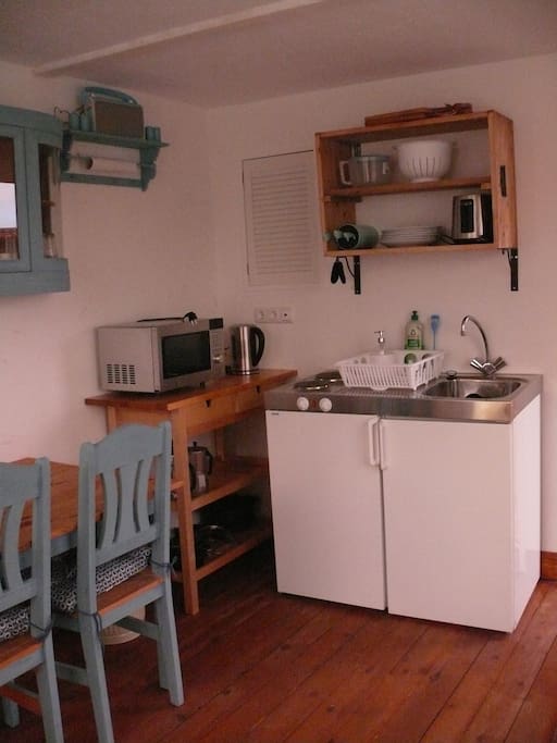 Kitchenette with microwave/oven, 2 hotplates, toaster, kettle and utencils