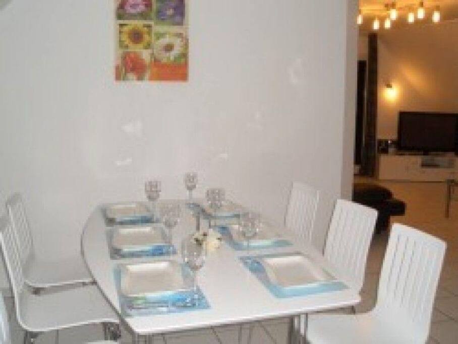 Der Essbereich verfügt über einen großen Tisch
(die Tischplatte kann auf Wunsch noch erweitert werden) sowie 6 Stühlen.