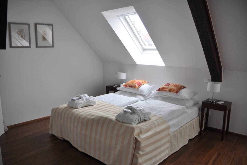 Schlafzimmer 1