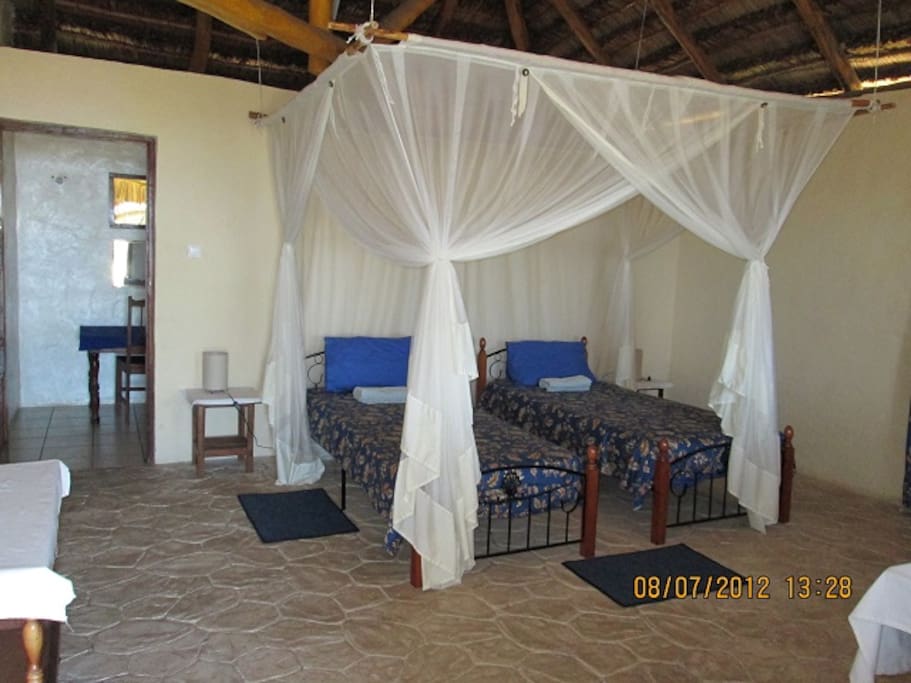 2 Single Bed Suite, 50m2, shower/toilet ensuite, sleep 2
