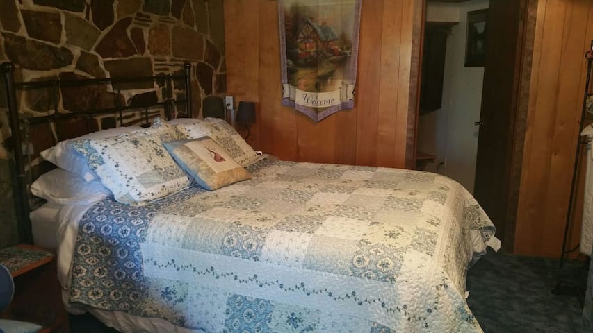 Mia's cozy hideway retreat