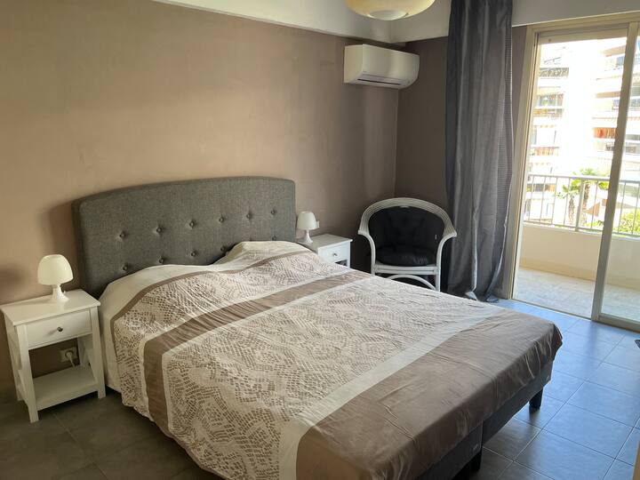 غرفة النوم الرئيسية بسرير 160 × 200