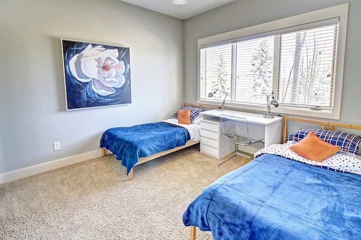 dve samostatné postele s pripojenou spoločnou kúpeľňou