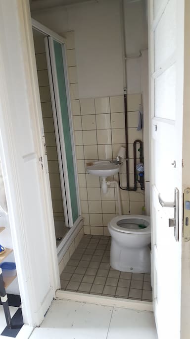 tiny bathroom (also a waterthing in bedroom 1)