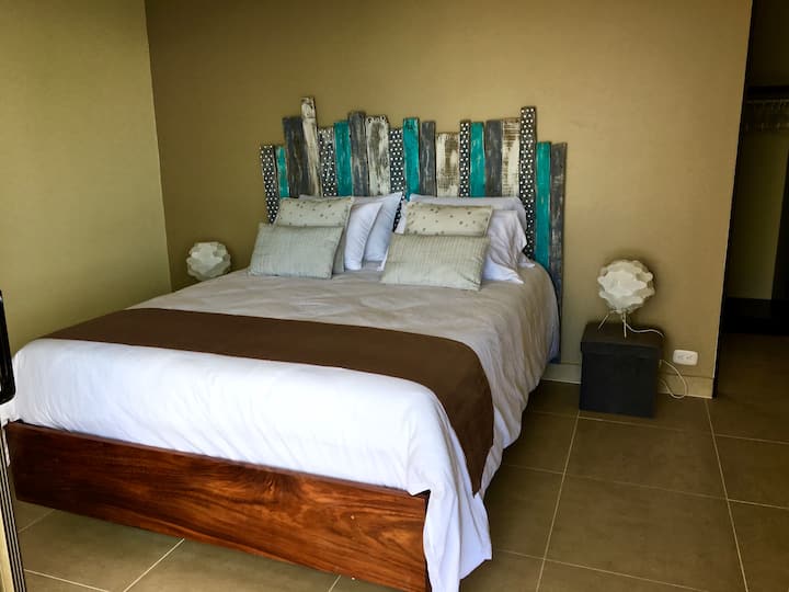 Fourth bedroom with 1 Queen size bed en-suite	