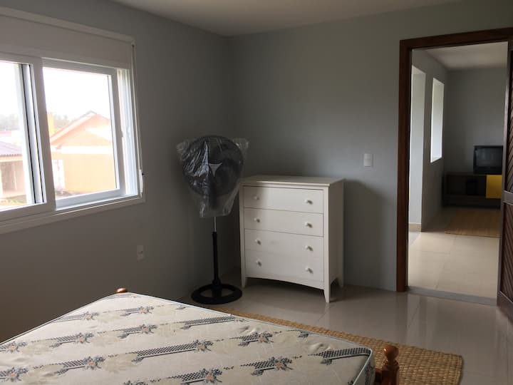 Dormitorio doble con ventilador