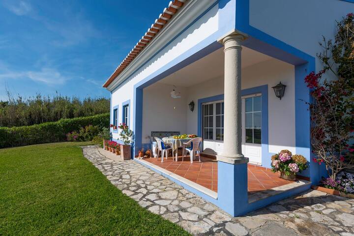 Beach house in Azenhas do Mar gallery image 3