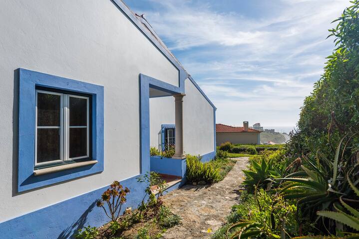 Beach house in Azenhas do Mar gallery image 4