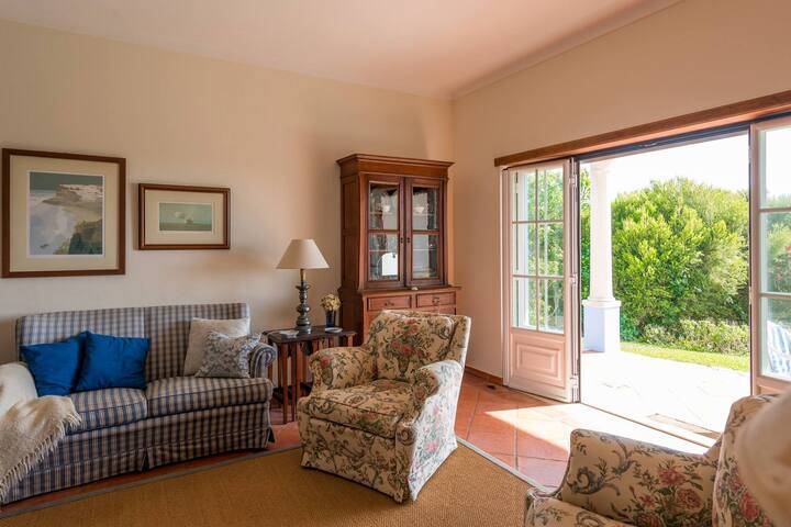 Beach house in Azenhas do Mar gallery image 5