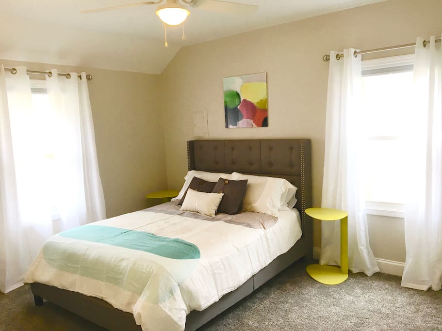 Bedroom with queen size bed