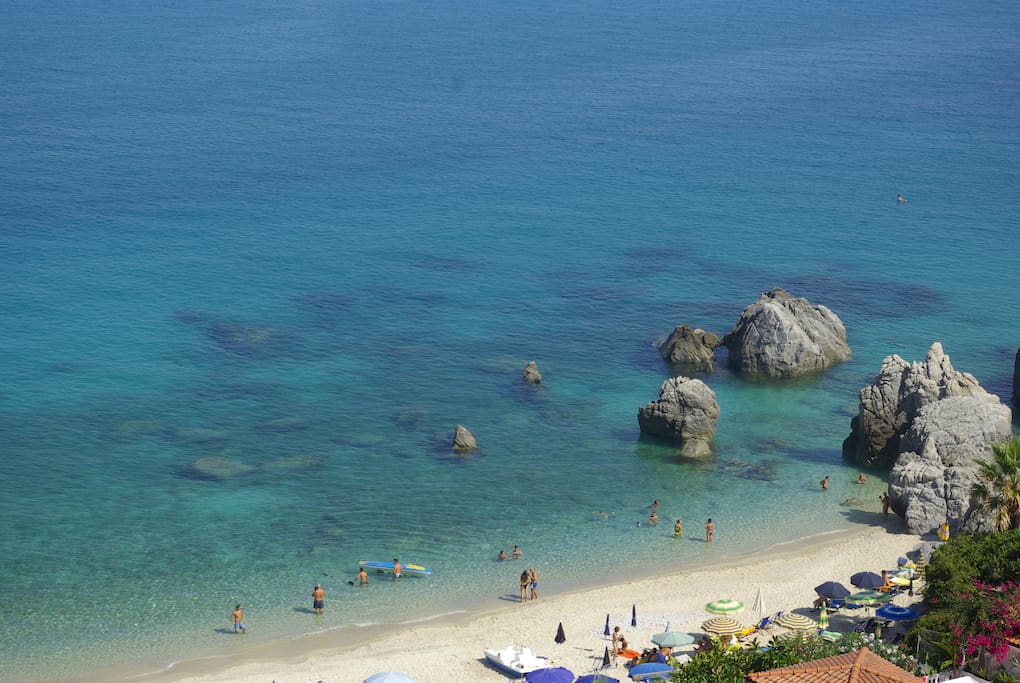 spiaggia sottostante