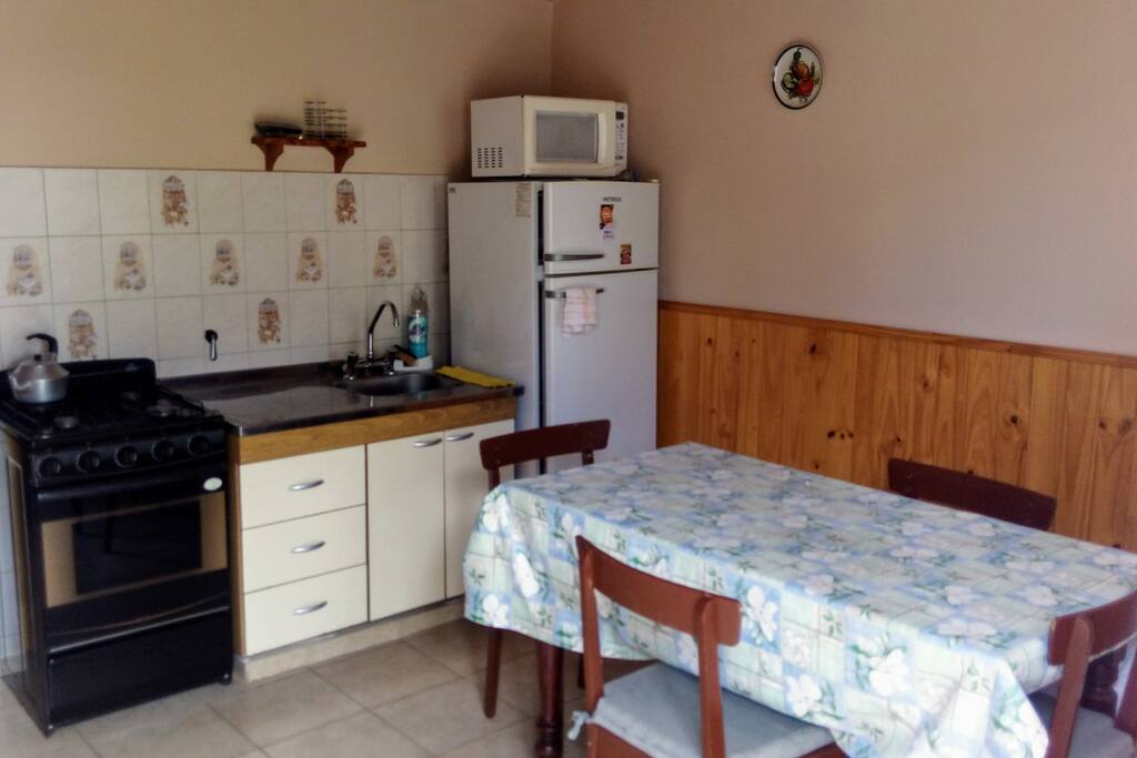 Cocina con heladera, cocina, microondas, vajilla completa y tv con cable.