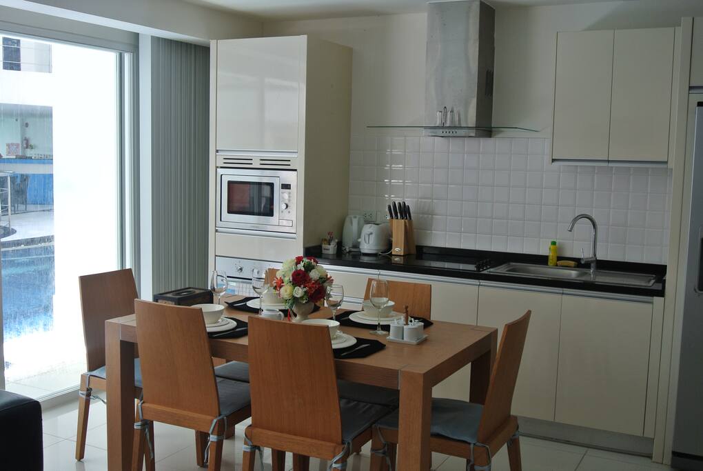 Dining Area and Kitchen with direct access on pool