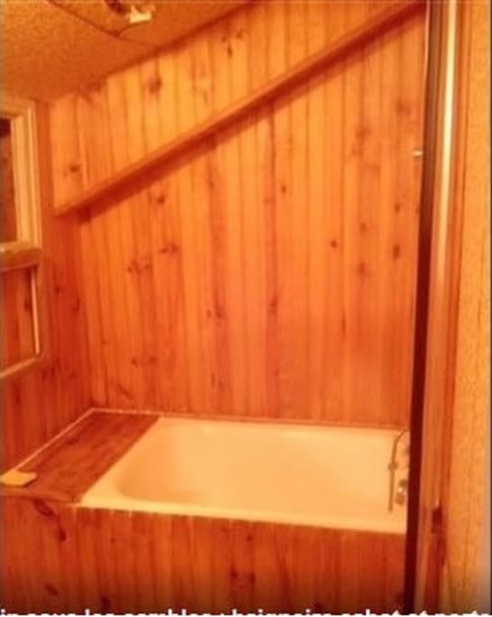 La salle d'eau bien kitch avec sa baignoire sabot