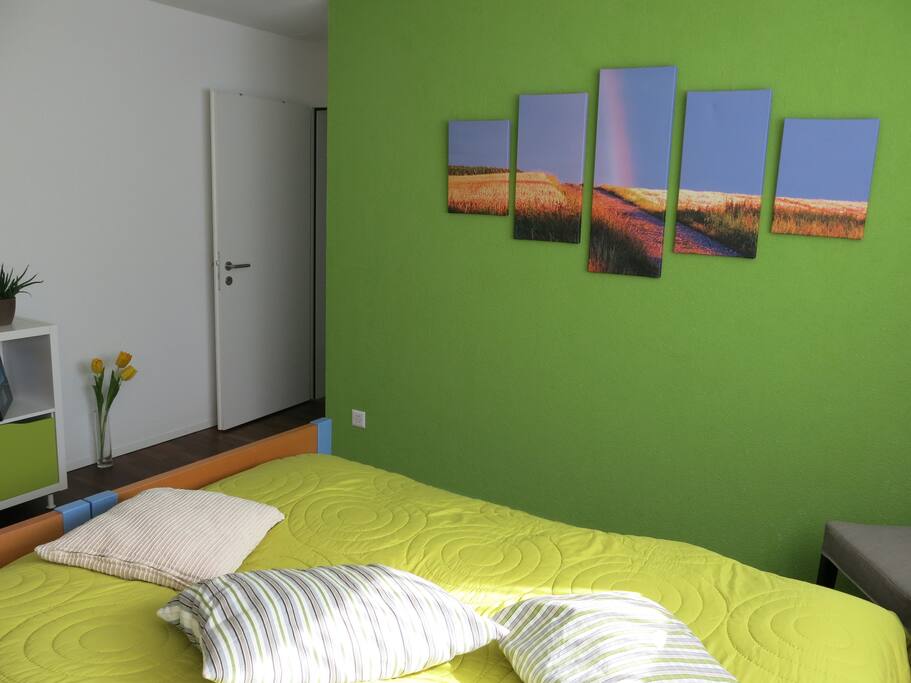 grosszügiges Zimmer mit zwei Einzelbetten