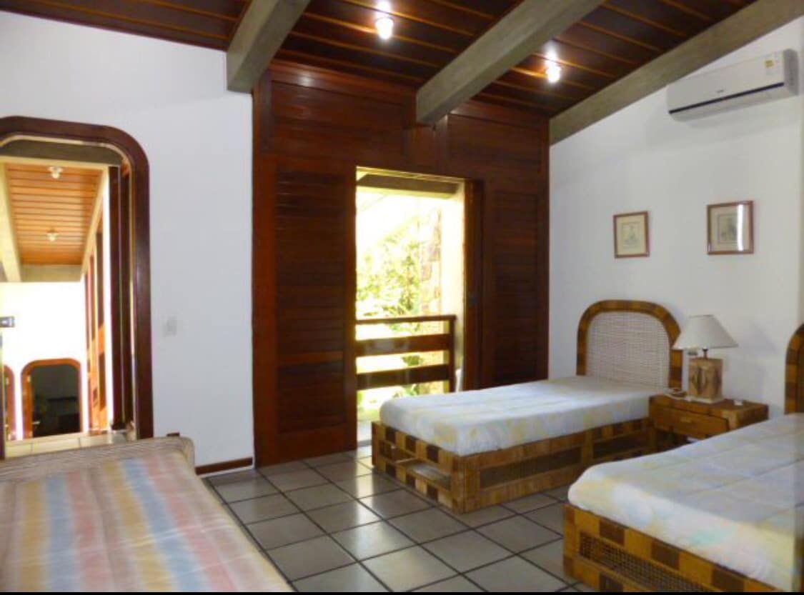 Upper floor suite on the north side (4/5)