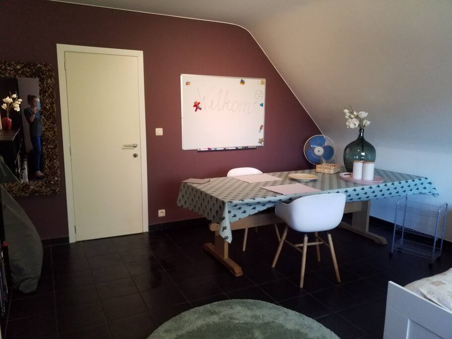 Er is een tafel op de slaapkamer om te ontbijten