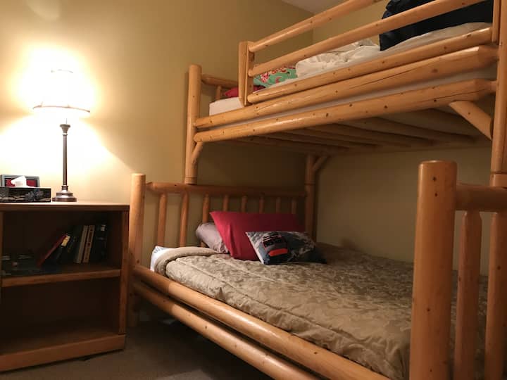 Krevat dopio i rehatshëm dhe krevat dopio në dhomën e gjumit të dytë. Kjo mund t 'i përshtatet çiftit ose beqarëve. 