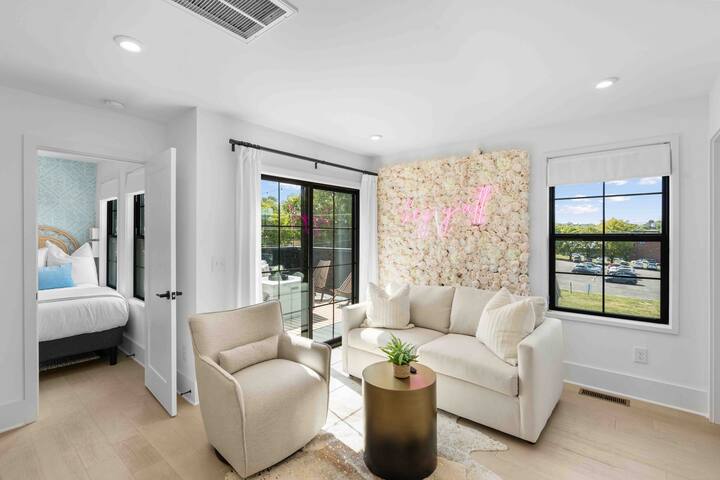 TheWeHoHouse / 1.5 Miles to Broadway! gallery image 4