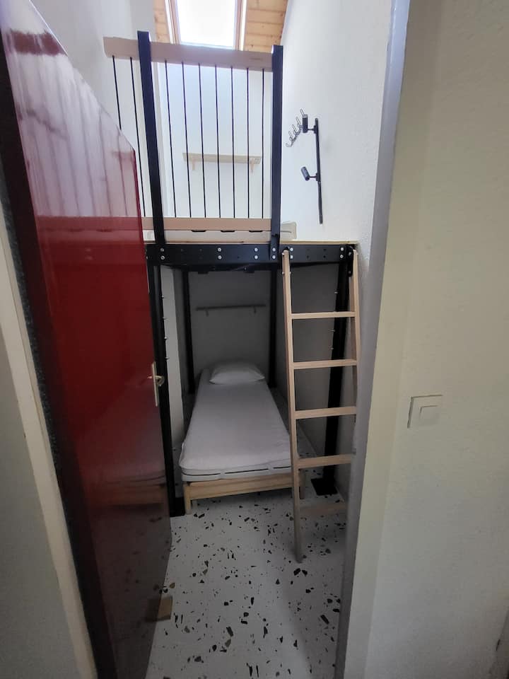 Hytteværelse med to enkeltsenge
