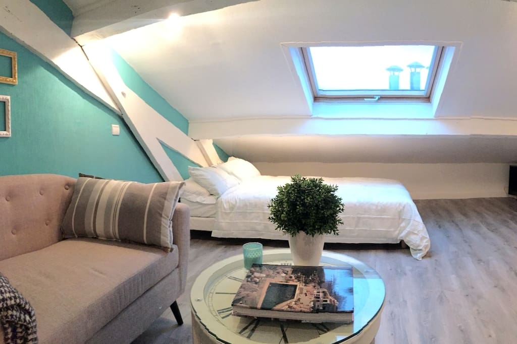 Studio space with sky view of the sea, super yachts and neighbouring hills