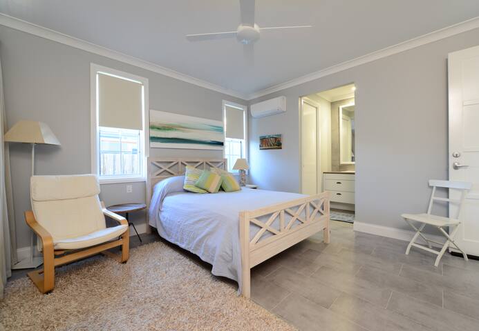 Seaside City Beach Home gallery image 3