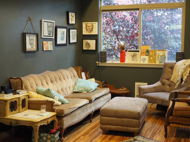 Room in Capital Hill townhouse (with dog)