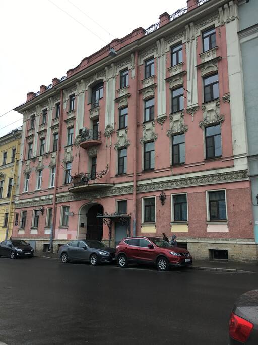 Здание 1886 года постройки - Доходный дом князей Юсуповых
Princes Yusupov's revenue house was built in 1886