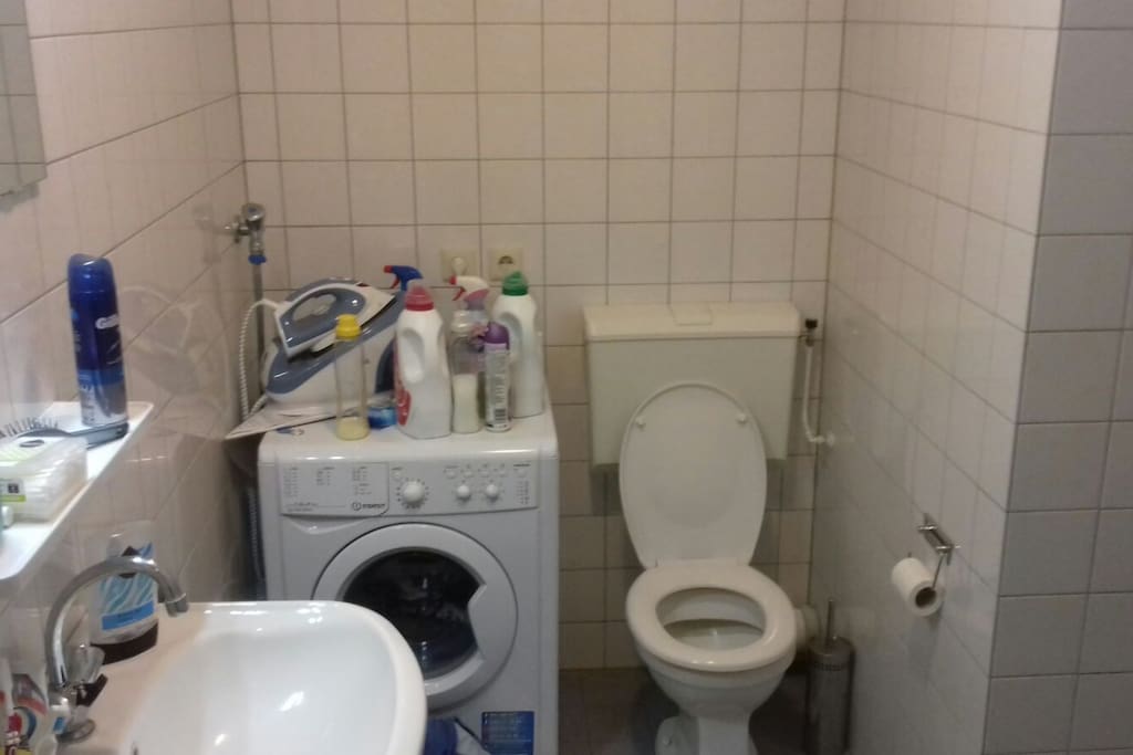 Badkamer met wasmachine