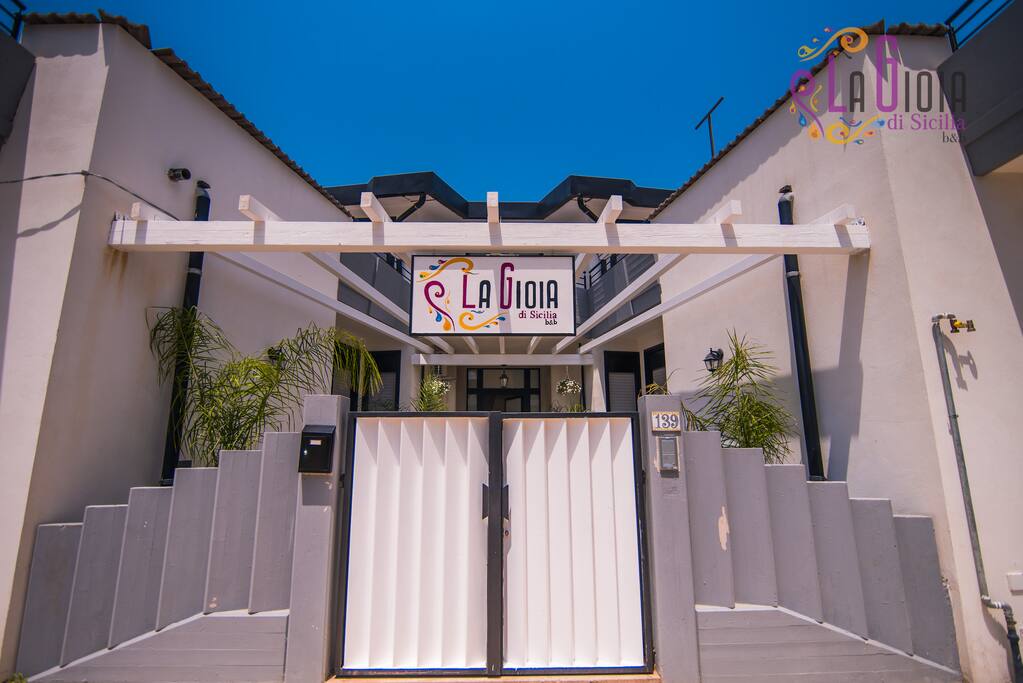 facciata d'ingresso struttura