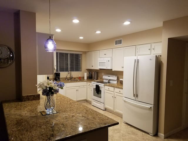 Beautiful Sun City Home With 2 Car Garage!