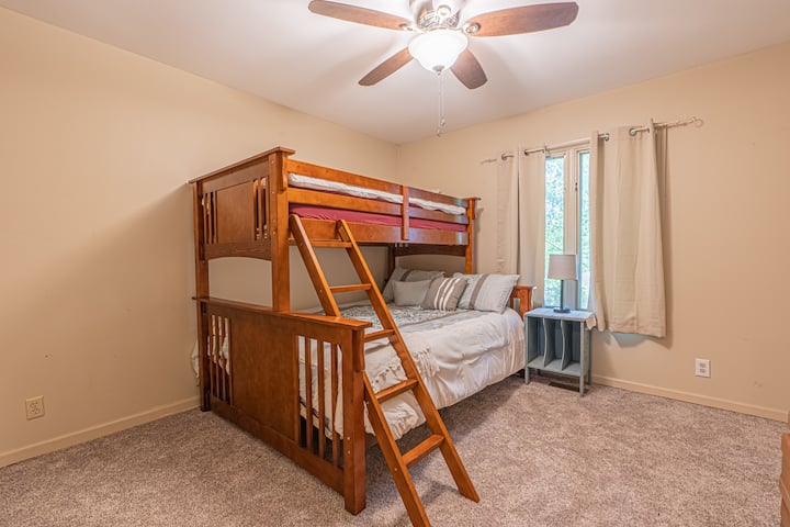 Საძინებელი 2 
ორსაწოლიანი და 152 × 203 სმ ზომის საწოლი

შენიშვნა: საწოლები გადაუტვირთავია! ახალი სურათი მალე.
