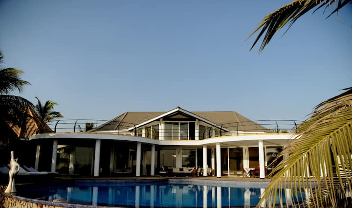 contemporary villa by the sea of 900m2  swimming pool