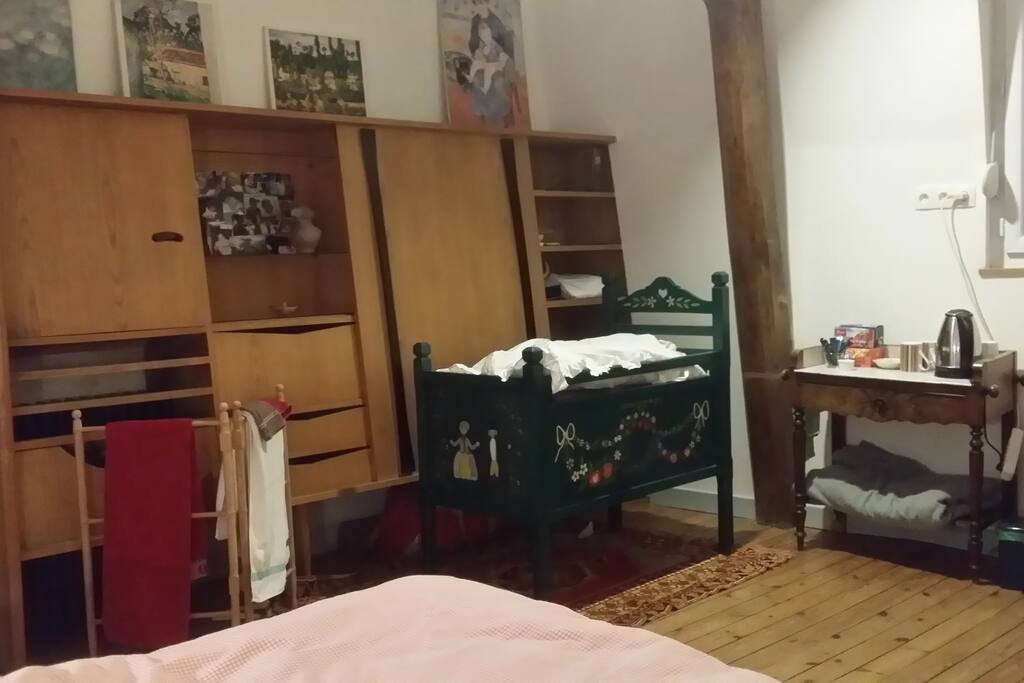 Bouilloire, thé, café, infusions,
Lit d'enfant (et accessoires sur demande)