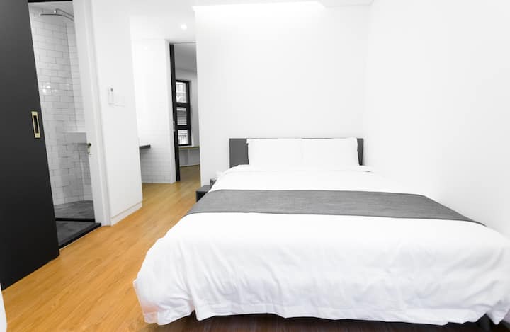 Krevatet dopio "queen" kanë mbulesa të rehatshme lateksi për t 'u siguruar që të bësh një gjumë të mirë çdo natë