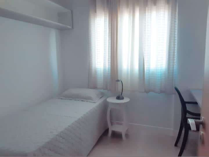 Chumba kilicho na kitanda mara mbili/ kabati/benchi la kazi.