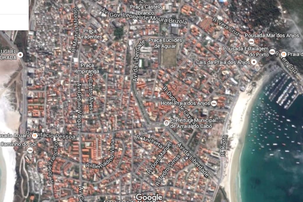 A Casa fica em frente a Praia dos Anjos