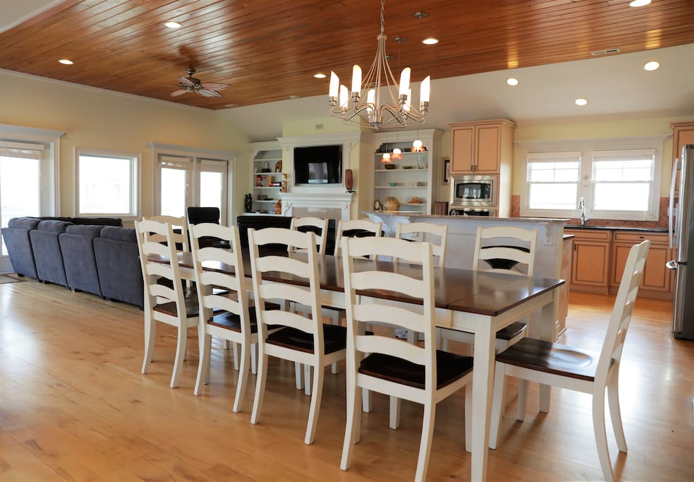 DINING /ENTERTAIMENT