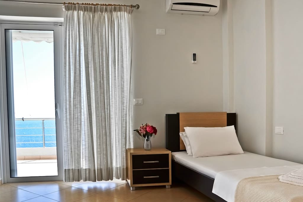 Suite single bed and balcony