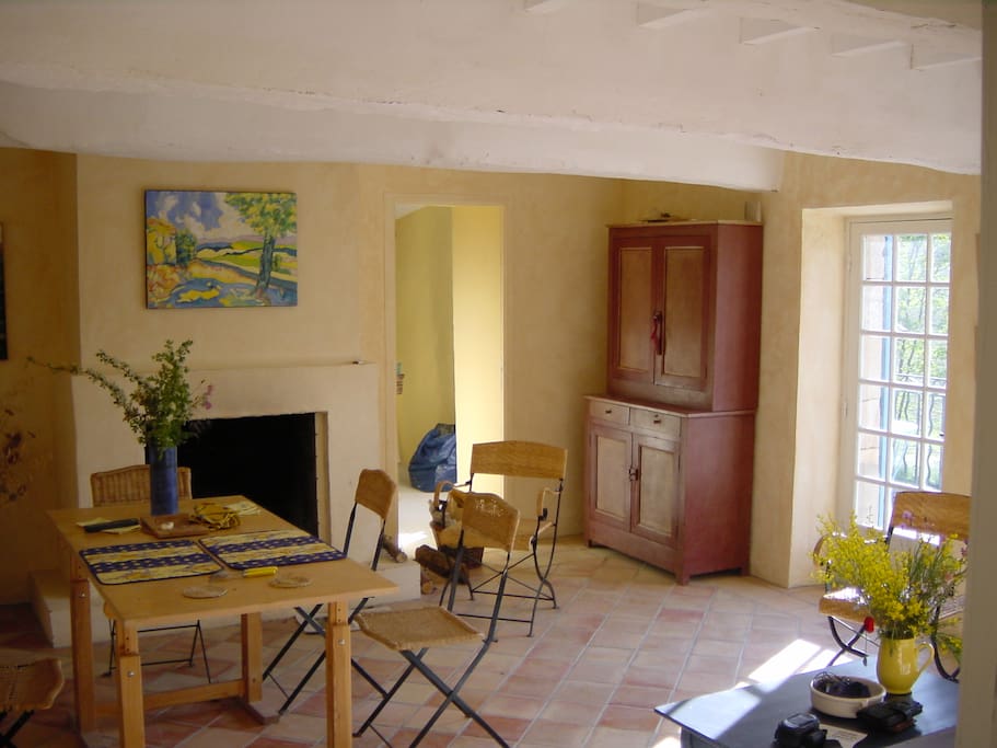 Une salle de séjour avec de très anciennes poutres et carreaux de terre cuite