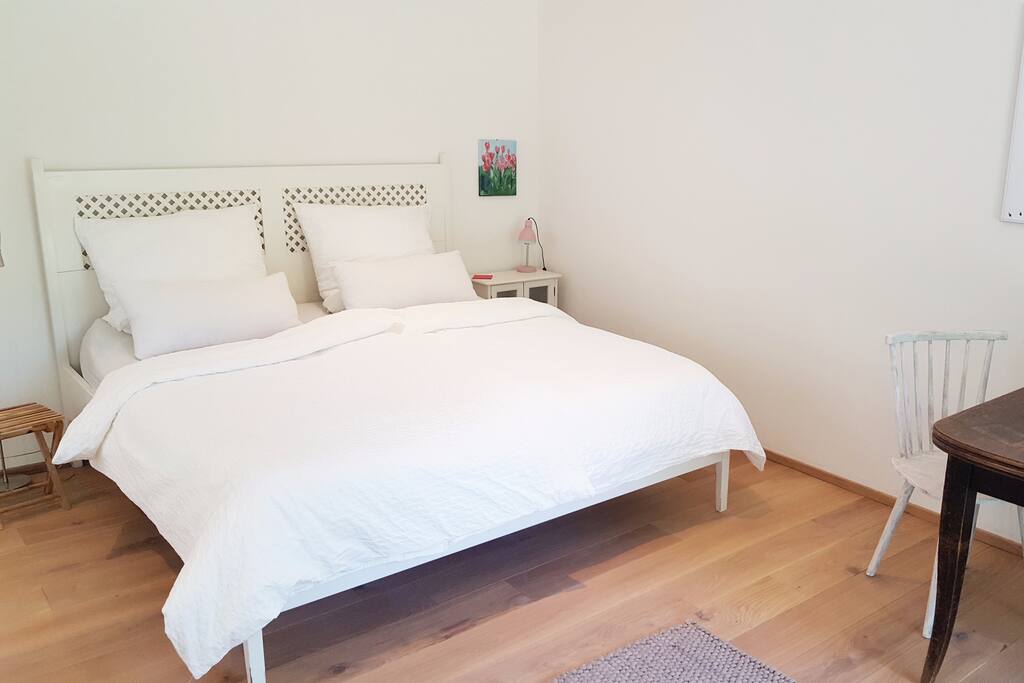 Gemütliches 1,80m breites Doppelbett.