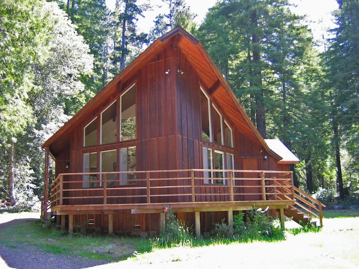 Private 3/2 HotTub on 16 ac/redwoods/close to town