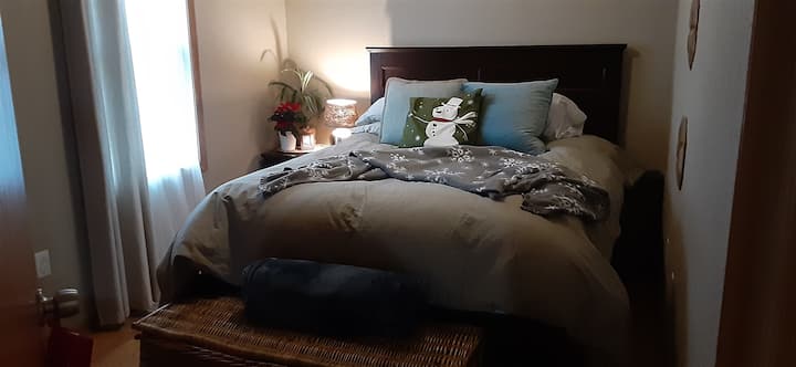 A warm Queen size comfort bed with 5 star reviews for an great nights sleep for the holidays. Choice linens and pillows when you need to collapse after a full day of exploring, shopping, eating ,drinking, sledding... or just relaxing. Bedding varies
