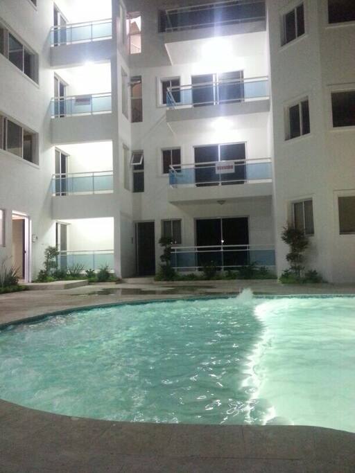 Vista nocturna de la
Piscina-Jacuzzi y los aptos
