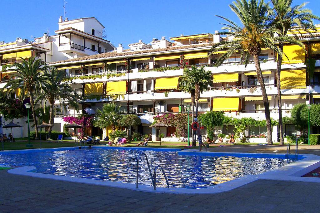Apartamento en la "Milla de Oro" de Marbella, en la Urbanización La Carolina. 2 piscinas, pista de tenis y a pocos minutos andando de la playa.
Apartment in Marbella´s "Golden Mile", in La Carolina Complex, with 2 swimming pools, tennis court and just a few minutes walk distance from the beach.