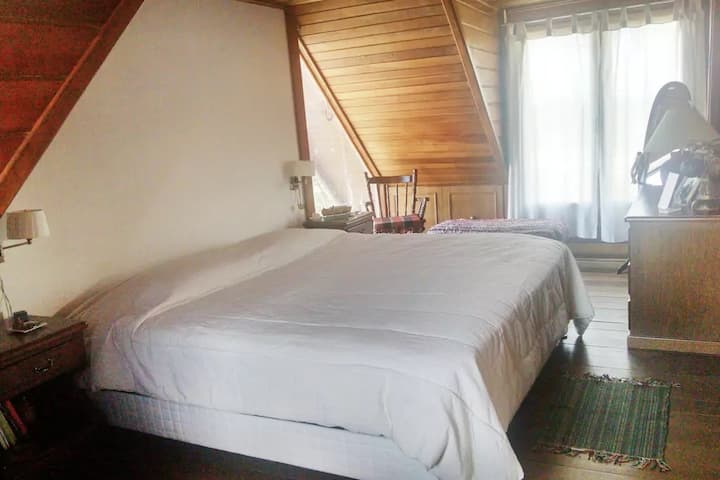 חדר שינה קינג סייז עם חדר רחצה בג'קוזי, מושלם לזמן ספא עם עצמכם