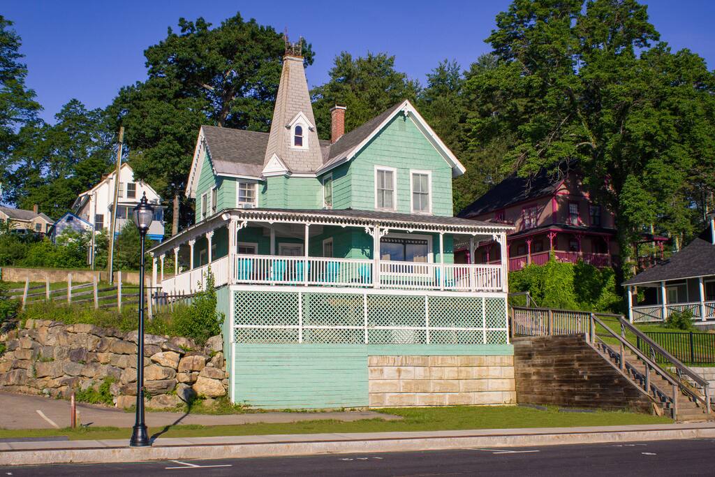 Romeo's Balcony from Lakeside Avenue